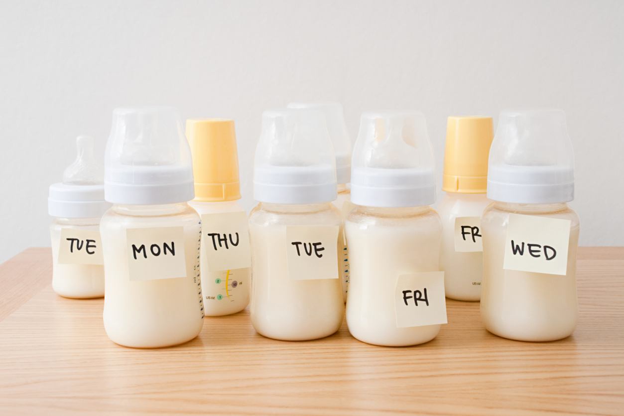 hvordan man ved, om modermælk er forældet eller ej