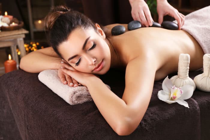 hot stone massage; hot stone massage er en varm sten massage