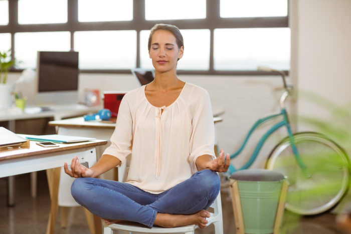 yoga udgør mens du sidder