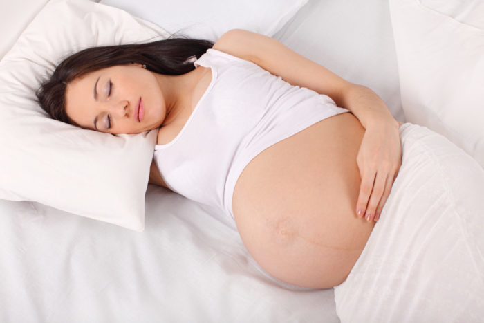 sover på din mave under graviditet