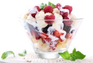 Frugt med yoghurt og havre