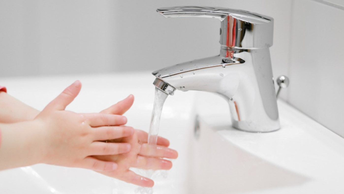 vask hænder med rindende vand