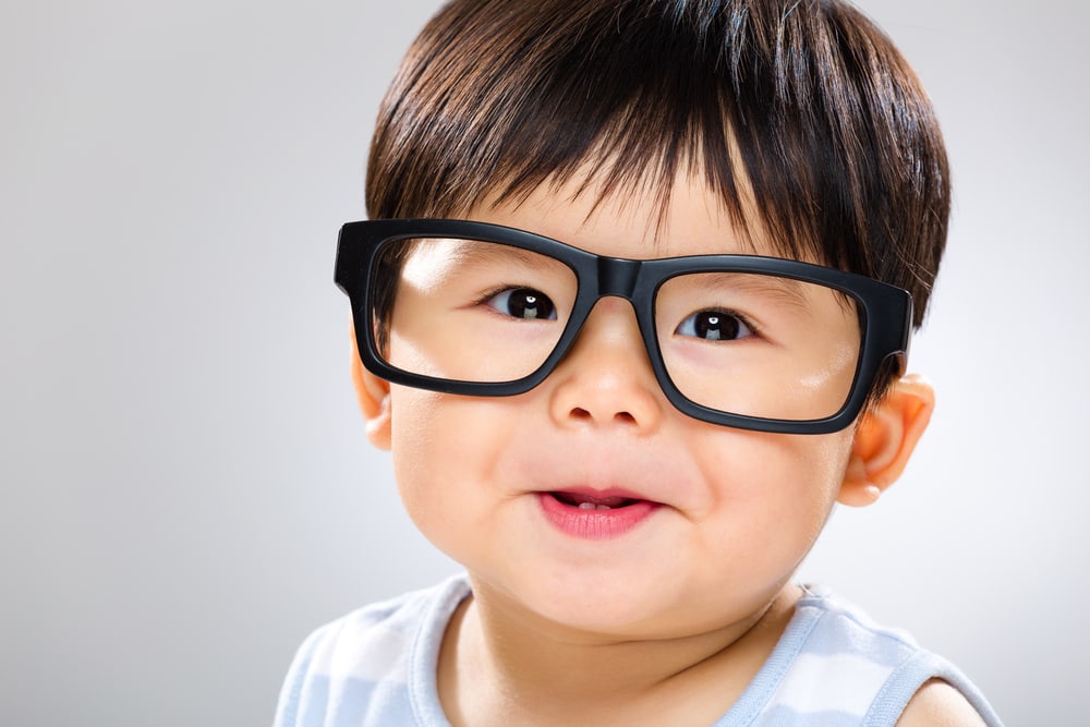 børn bærer briller