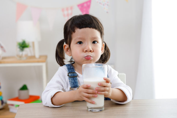 børn drikker komælk