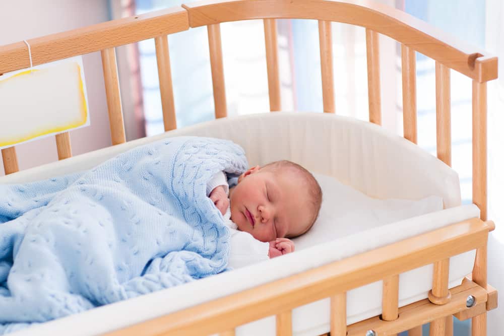 Faren for at babyer sover med tæpper