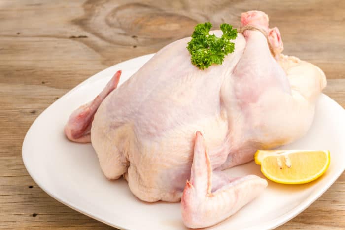 faren for at vaske rå kylling