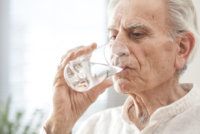 ældre drikker for meget vand